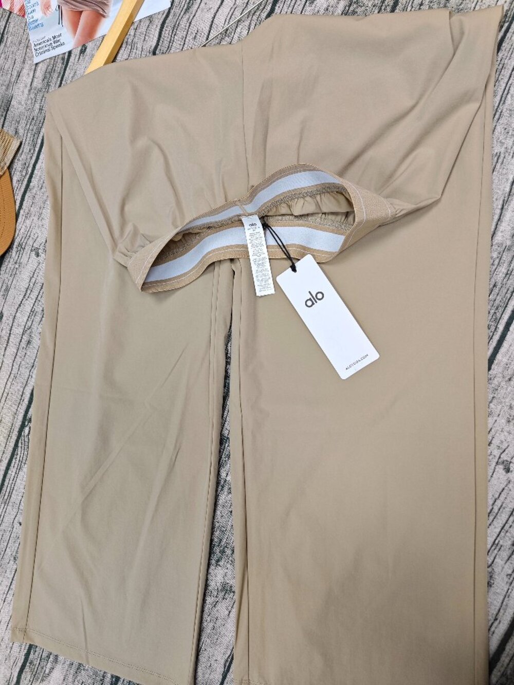 Regular ALO Yoga Suit Up Trouser Gravel Color 🤍 NWT, Relaxed Straight Leg - Picture 4 of 8